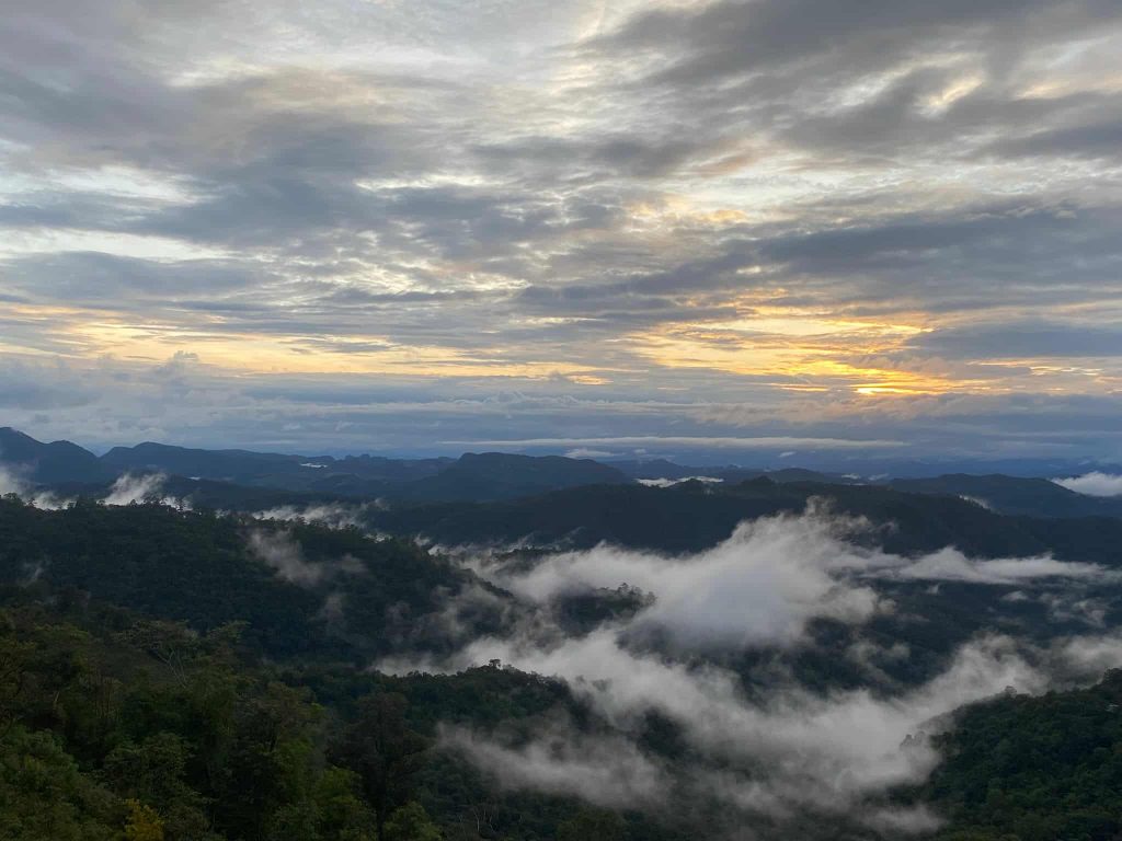 Thailands bjergkæde med solnedgang